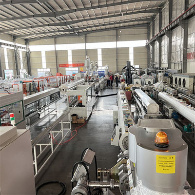Ligne d'extrusion de tuyaux en PE entièrement automatique avec rapport L/D de vis de 33 1-38 1 et vitesse de production élevée de 1 à 10 m/min