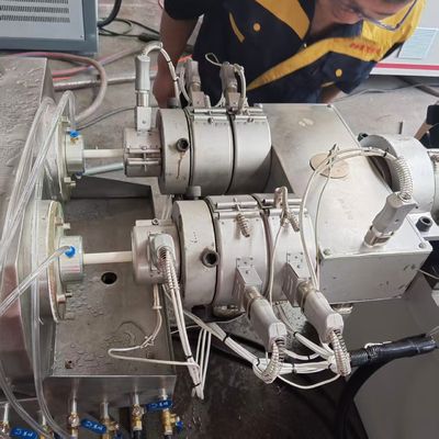 Op maat gemaakte tweescrew-plastiek PVC/UPVC-buis-extruder geschikt voor industriële polymerverwerkende toepassingen